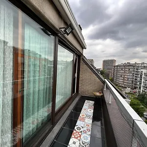 Apartamento Un Duplex Chic Pour Une Experience Unique A Cote De La Basilique, Bruselas